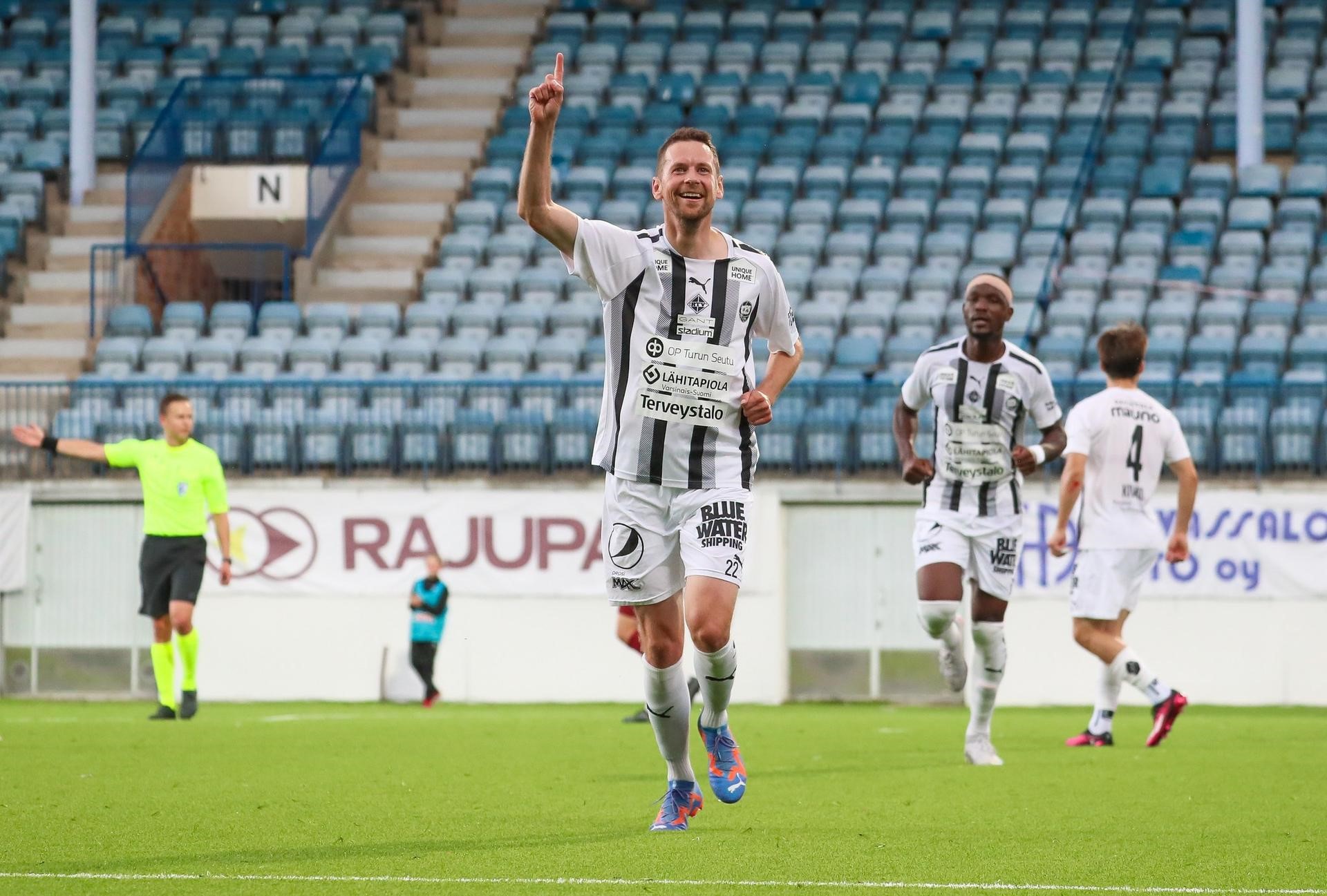 Fotbollspelare i randig tröja.