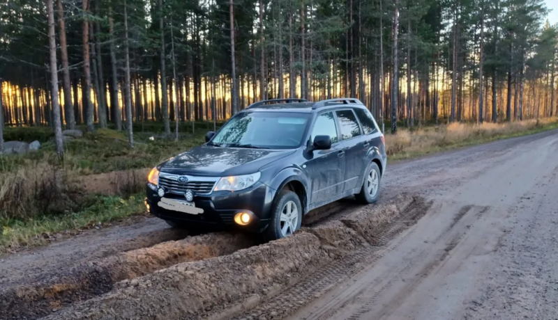 En bil som kört fast på en väg med djupa fåror.