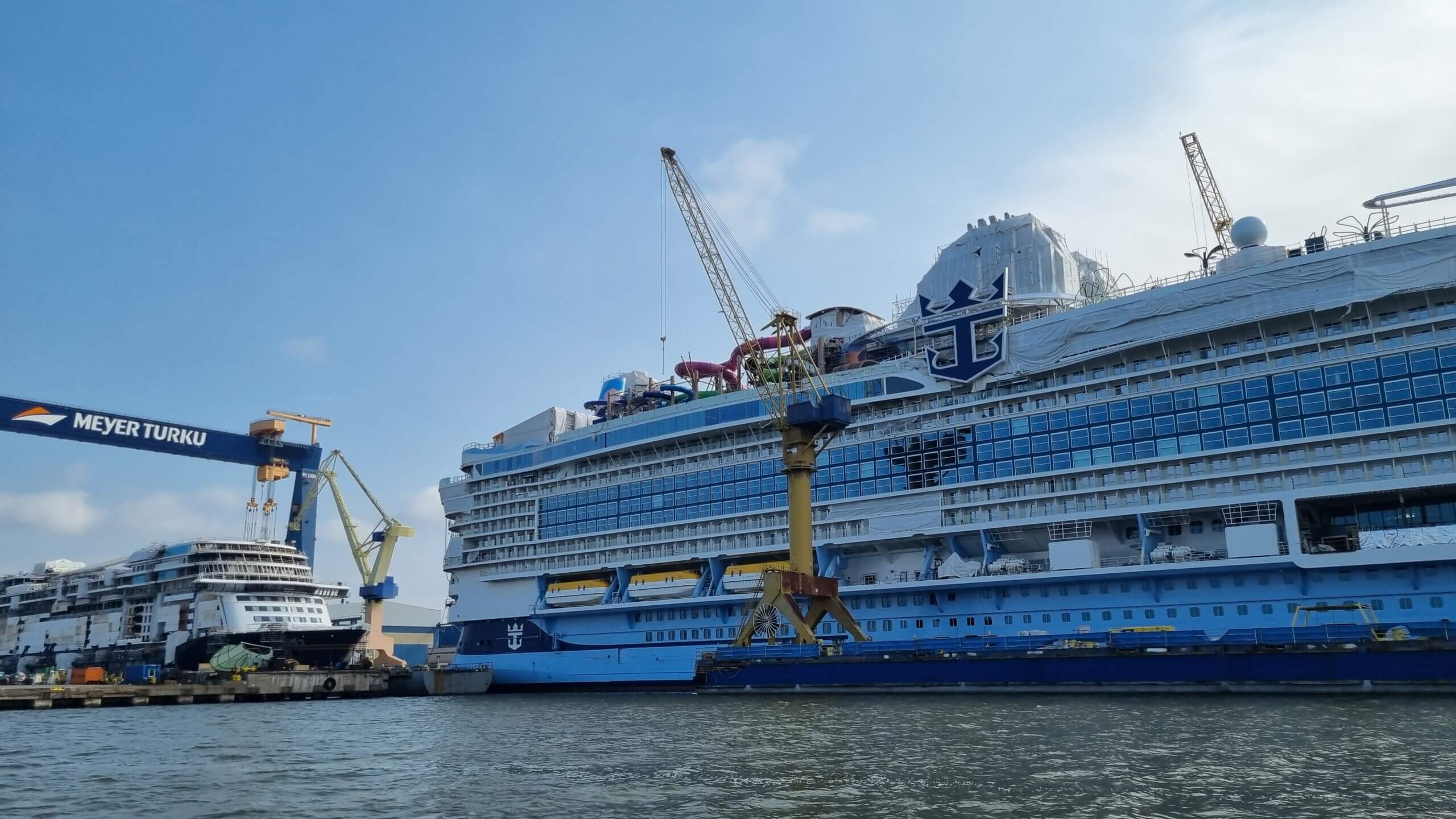 två stora kryssningsfartyg som byggs