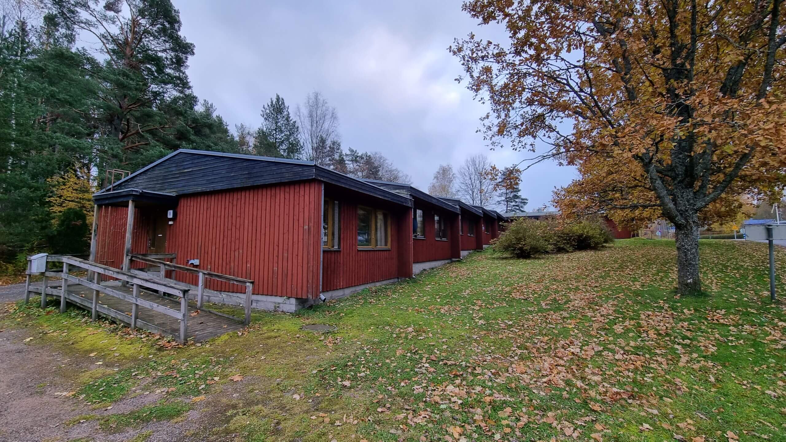 Röd radhuslänga i trä.