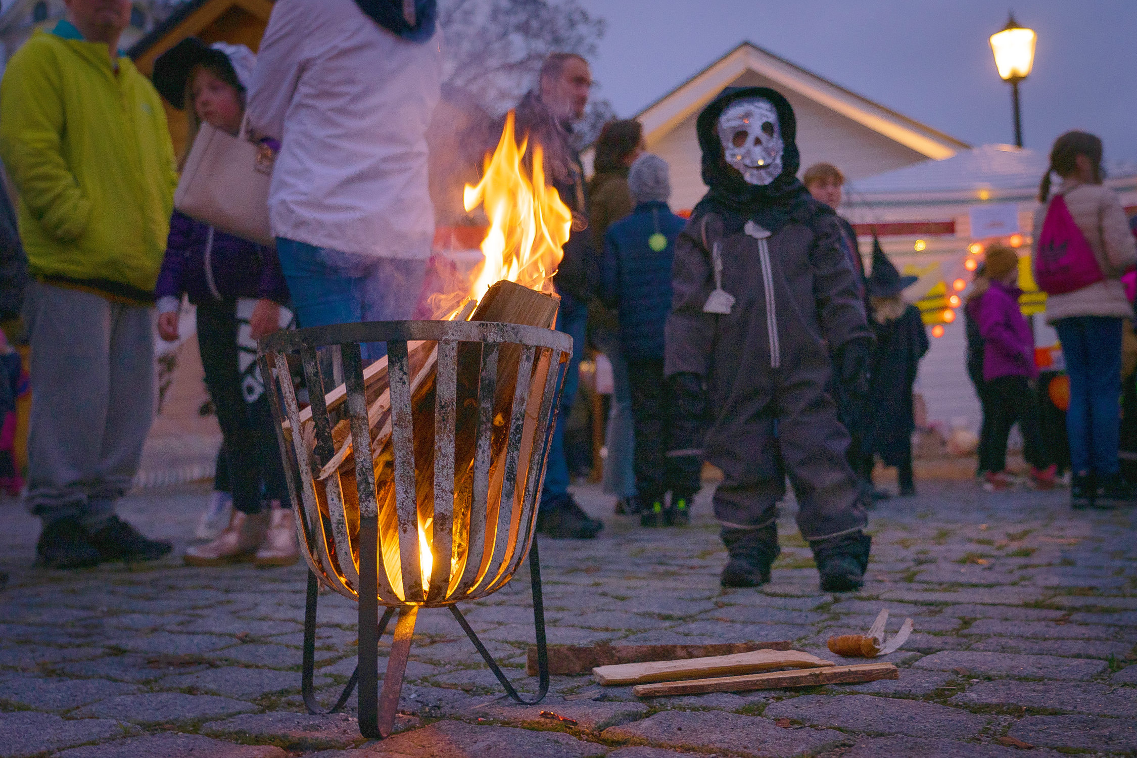 Maskerad pojke vid fackla.