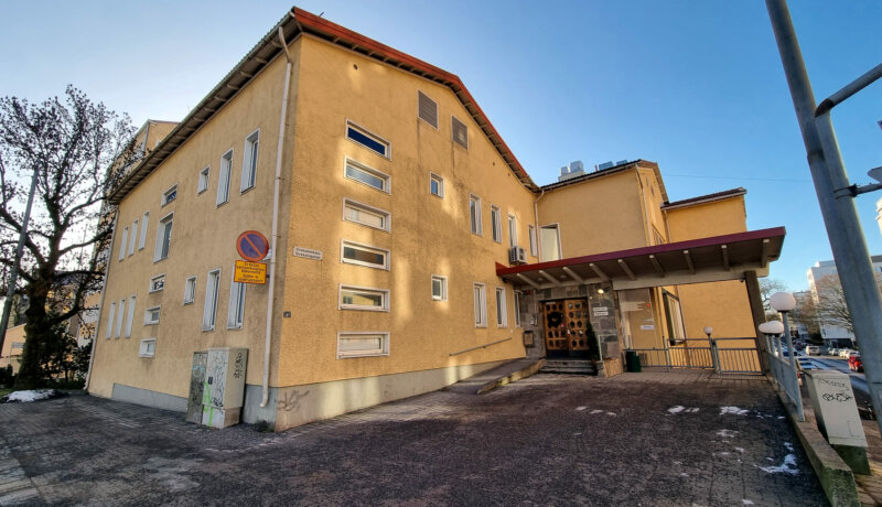 gult rappat stort hus från 1950-talet