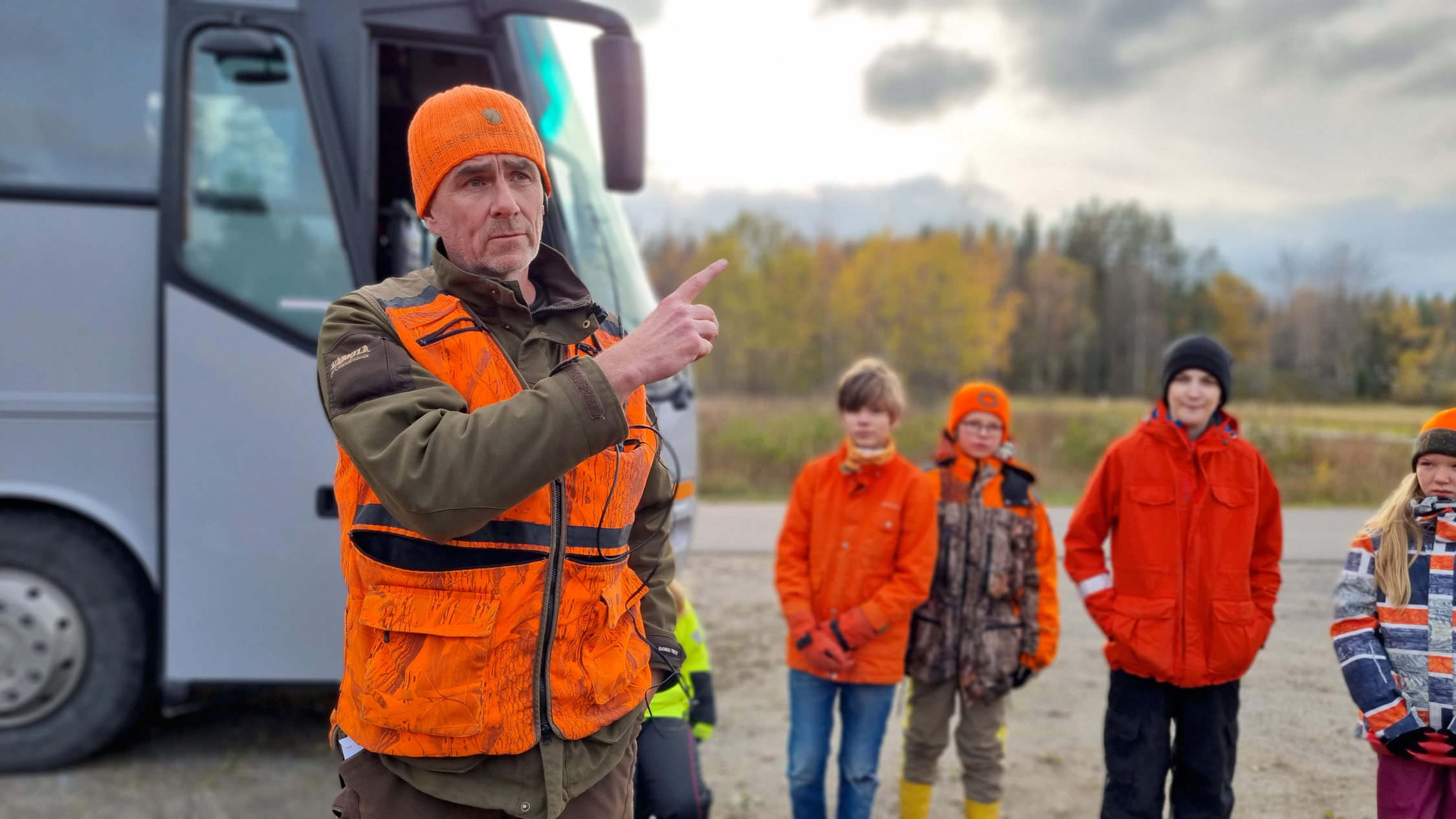 Jägare instruerar med elever i bakgrunden.