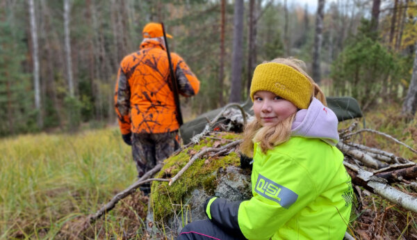 Jägare och flicka vid sten.