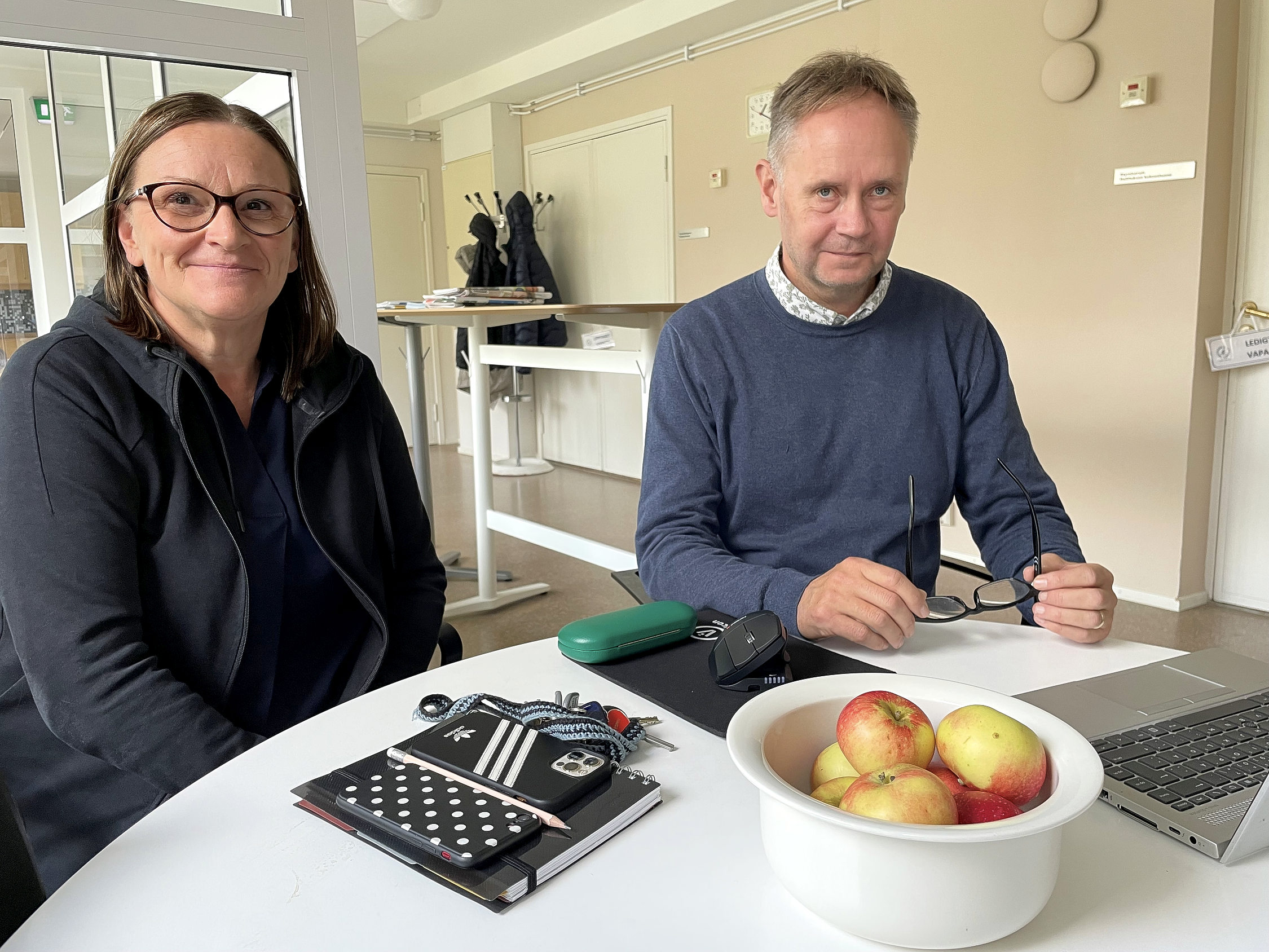 man och kvinna vid ett bord