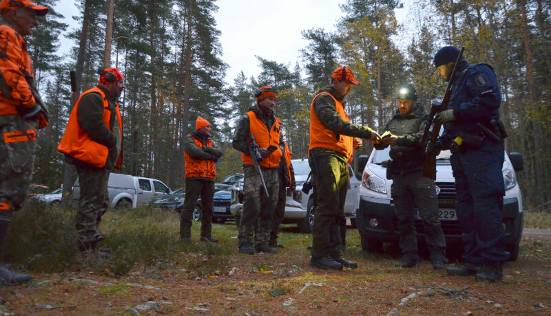 fem jägare står beredda för vapengransning i gryningen