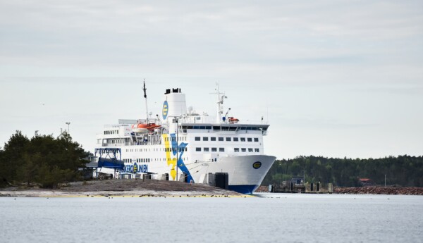 Färja i hamn