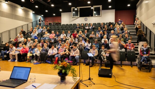 ett auditorium fullt med människor