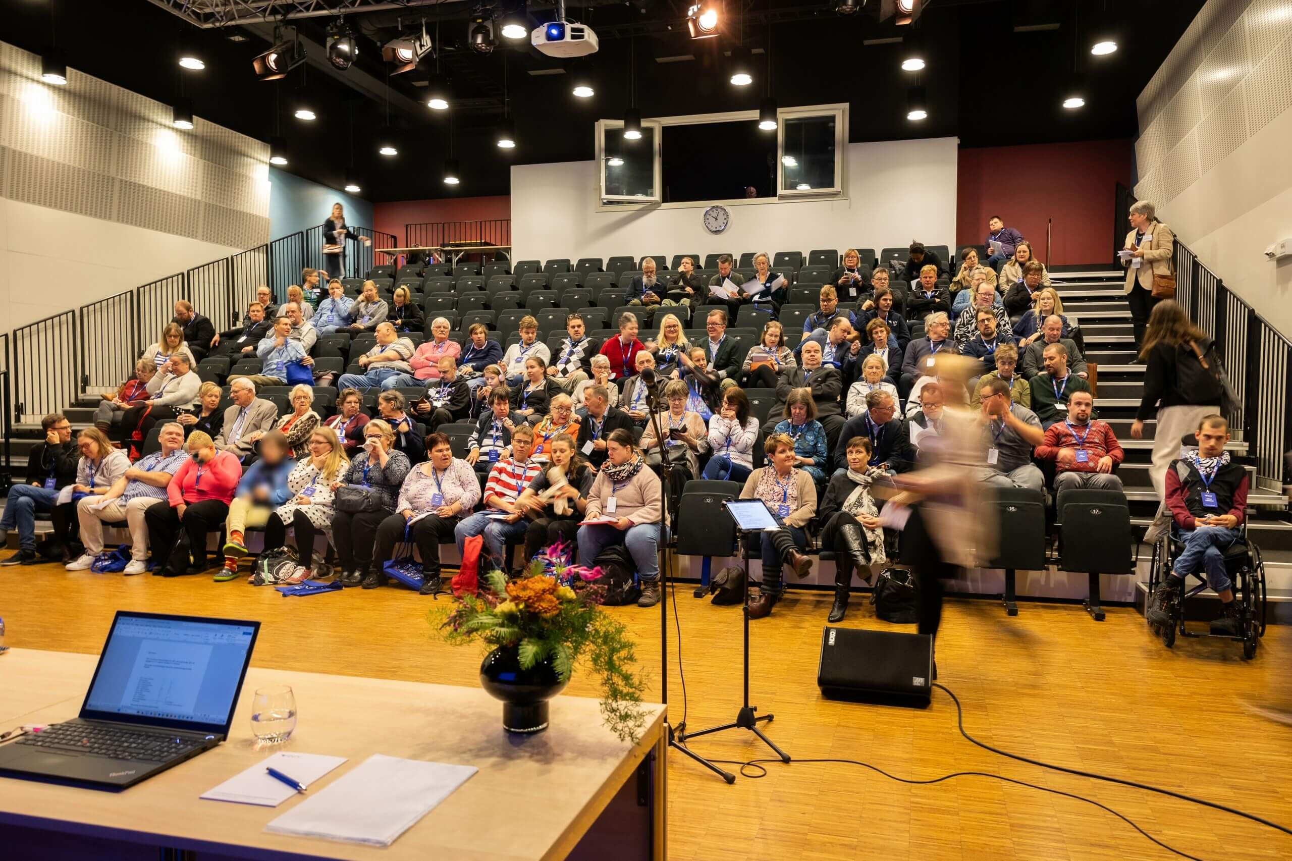 ett auditorium fullt med människor