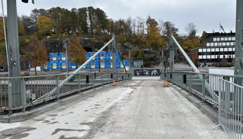 Gångbro i stadsmiljö