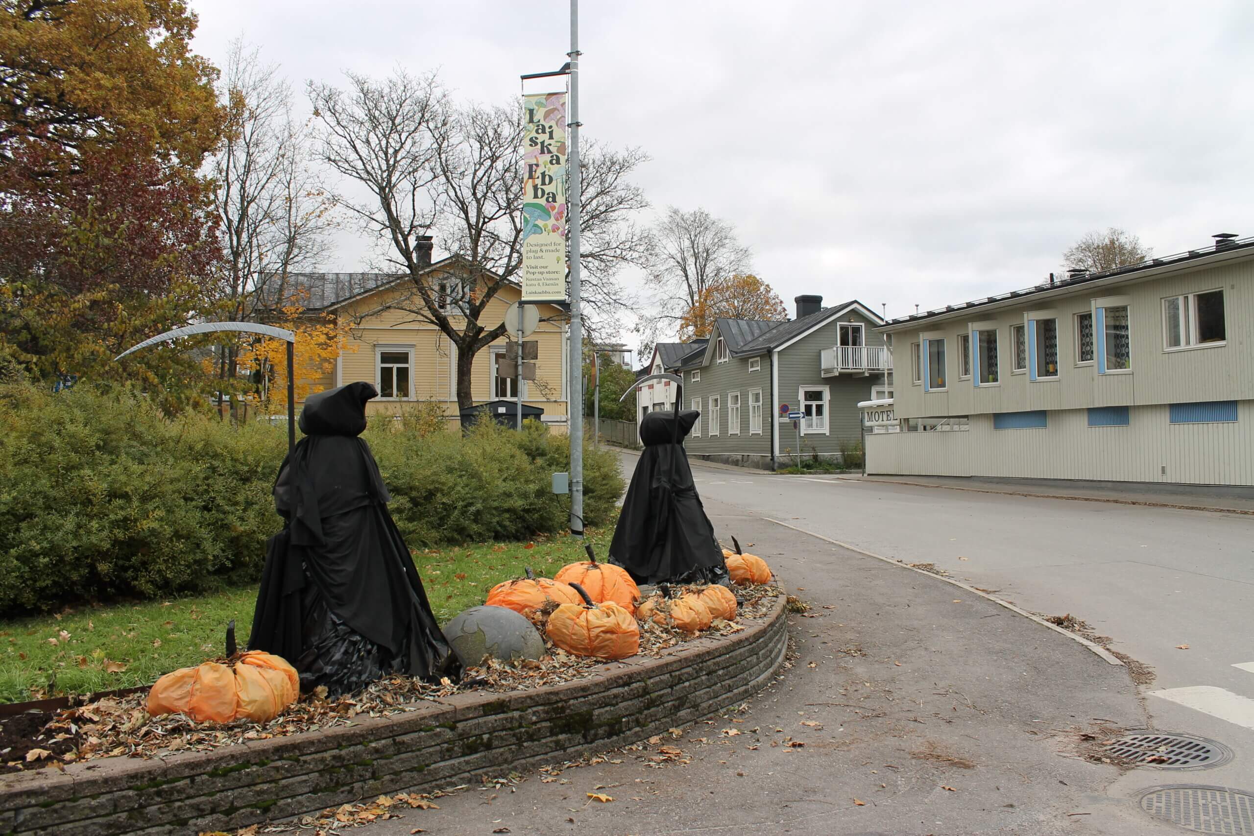 Halloweendekorationer utomhus i centrum av Ekenäs.