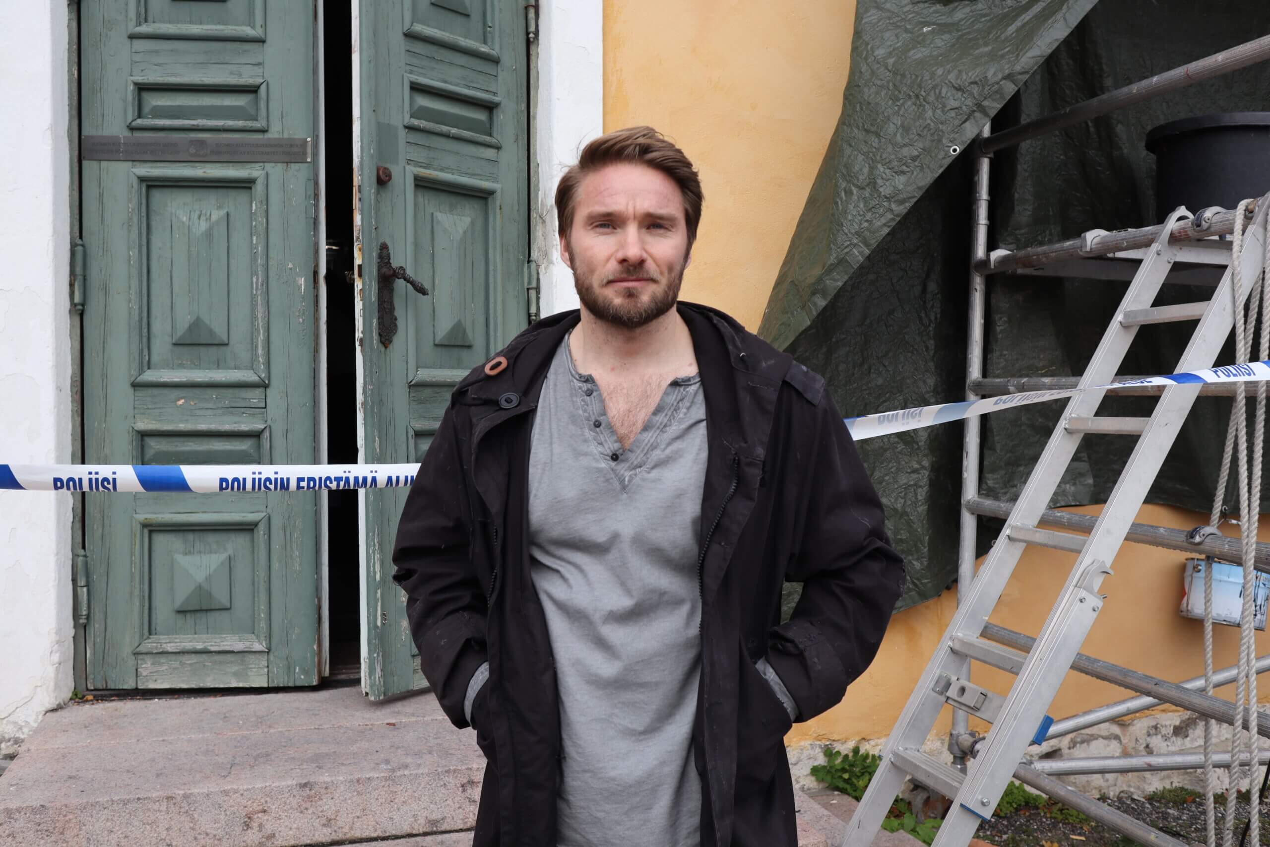 En man. I bakgrunden syns ett område avspärrat av polisen.