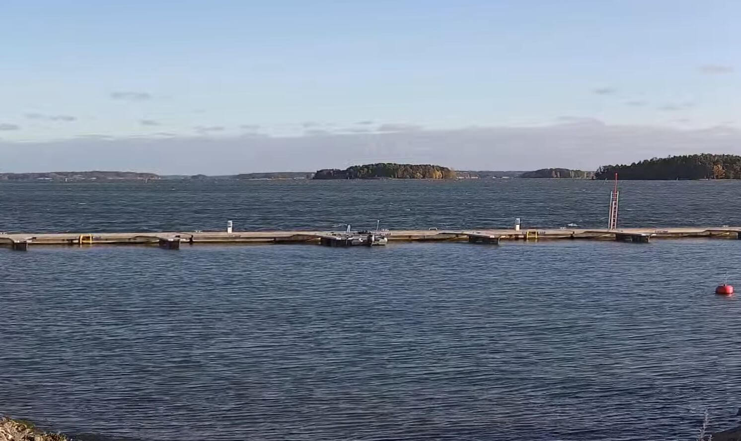 hav och en vågdämpare