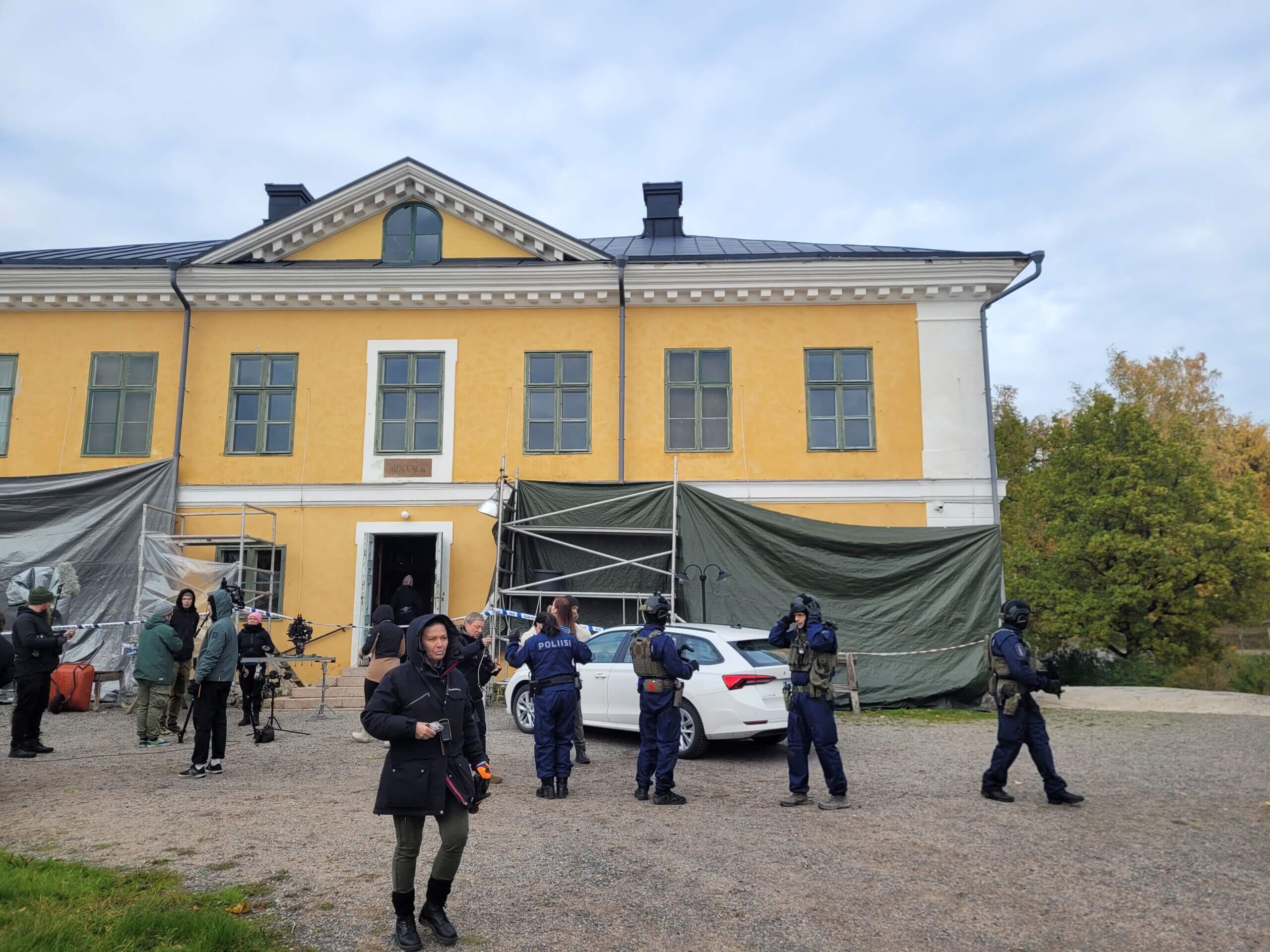 Ett filmteam utanför en herrgård.