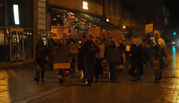 En grupp demonstranter med skyltar.