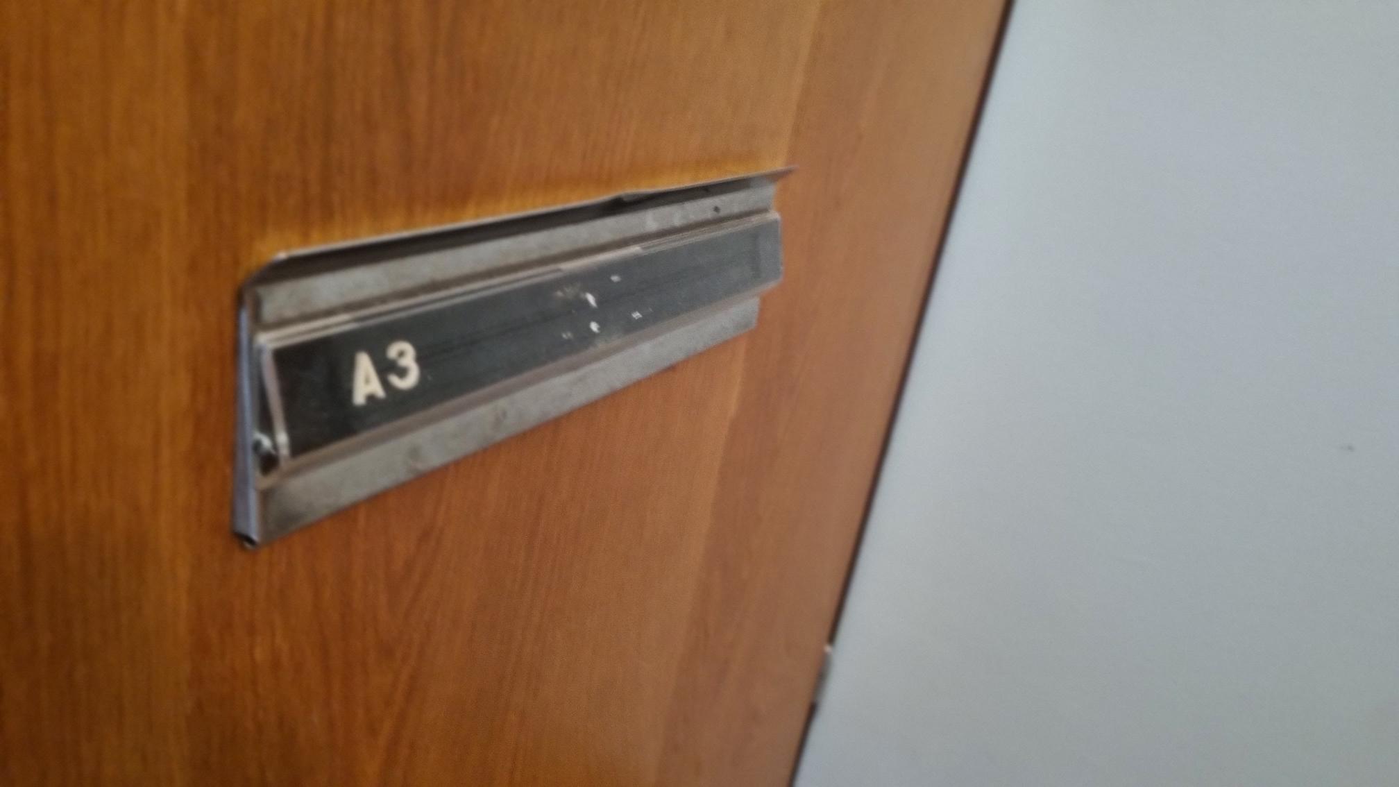 Dörr i höghus.