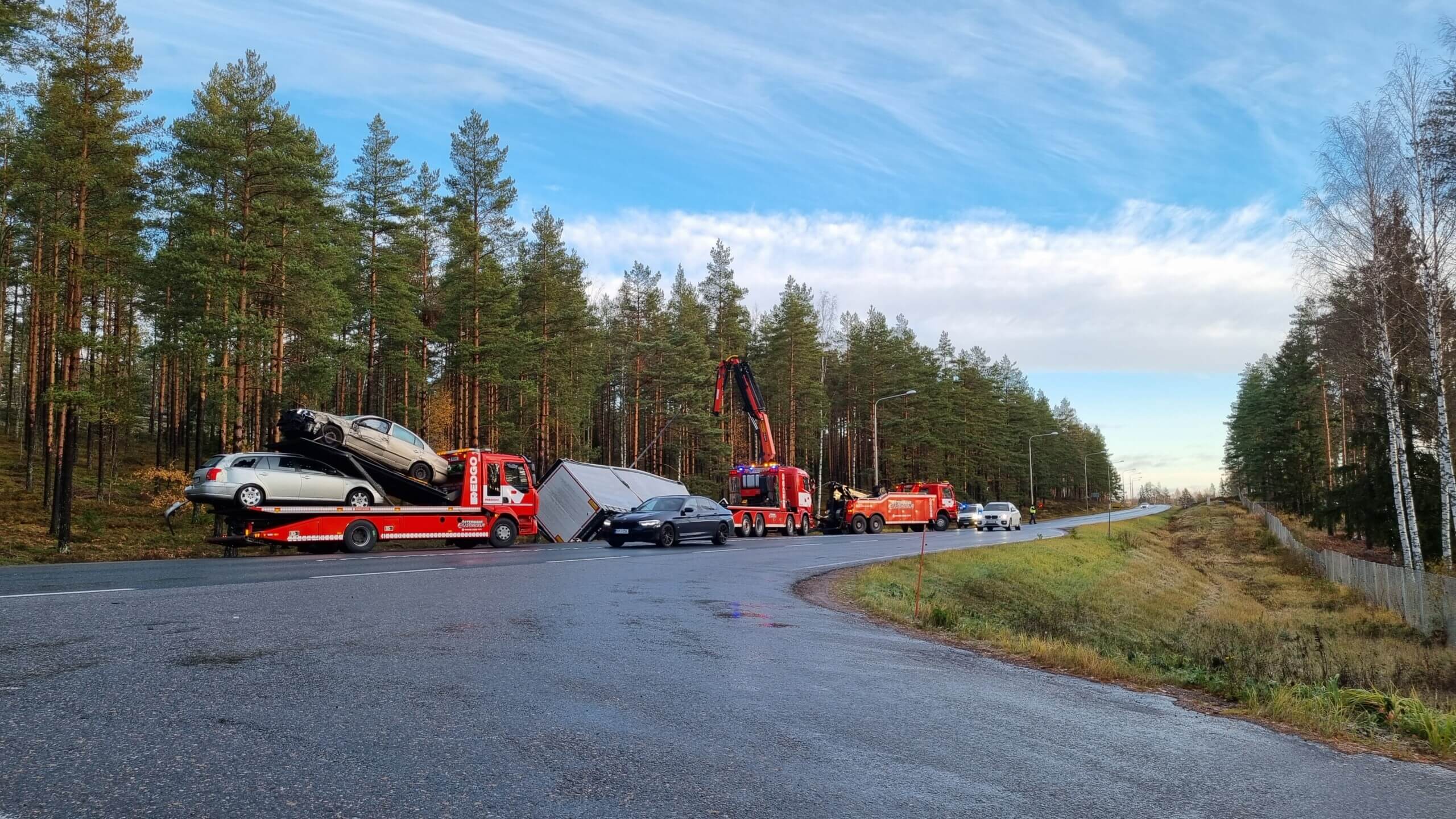 Trafikolycka med skadade fordon, bärgningsbilar och polisbilar.