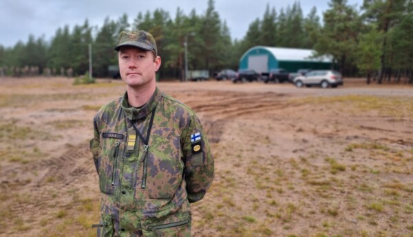 Officer i terrängen.