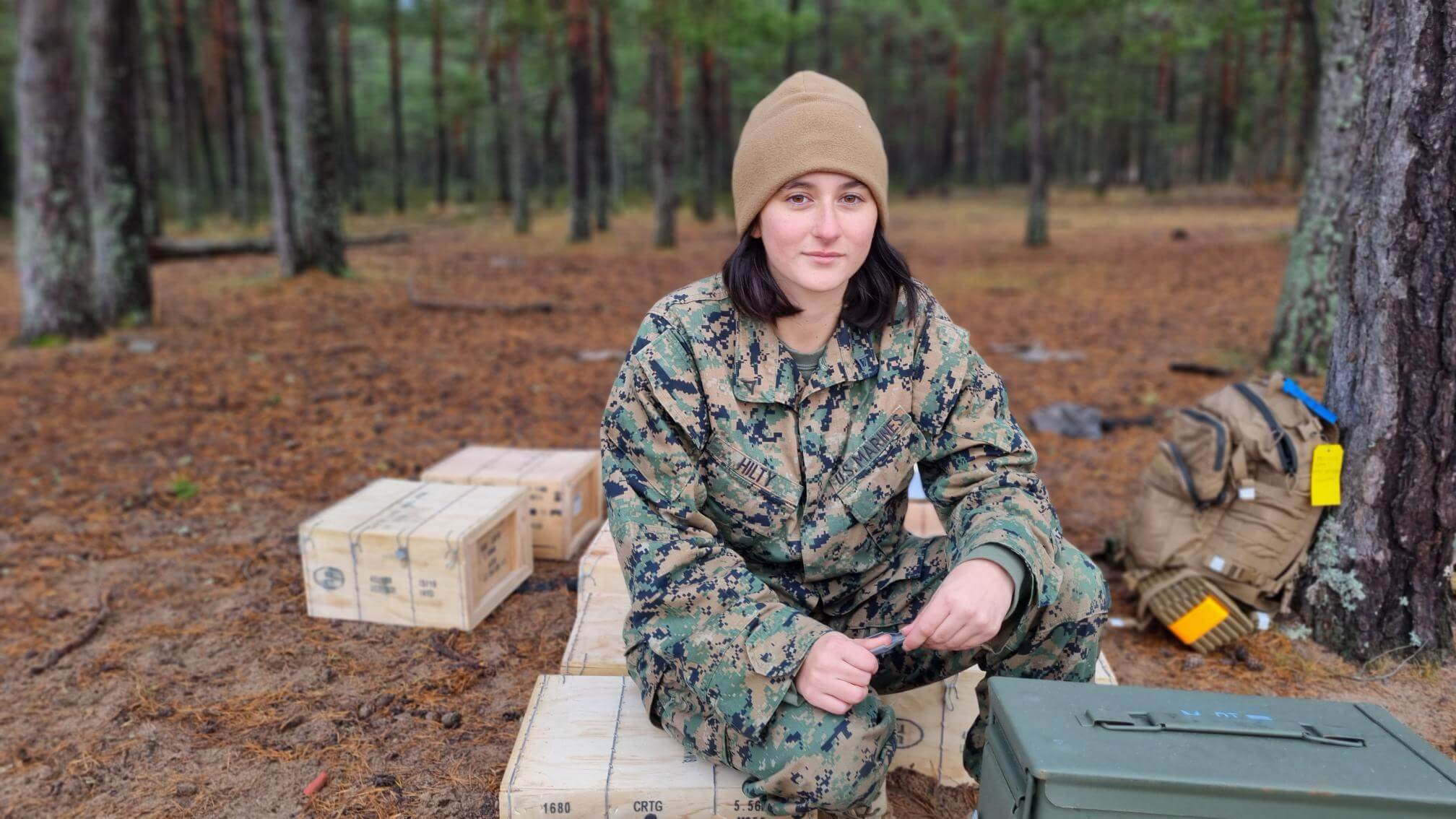 Kvinnlig soldat bland ammunition.