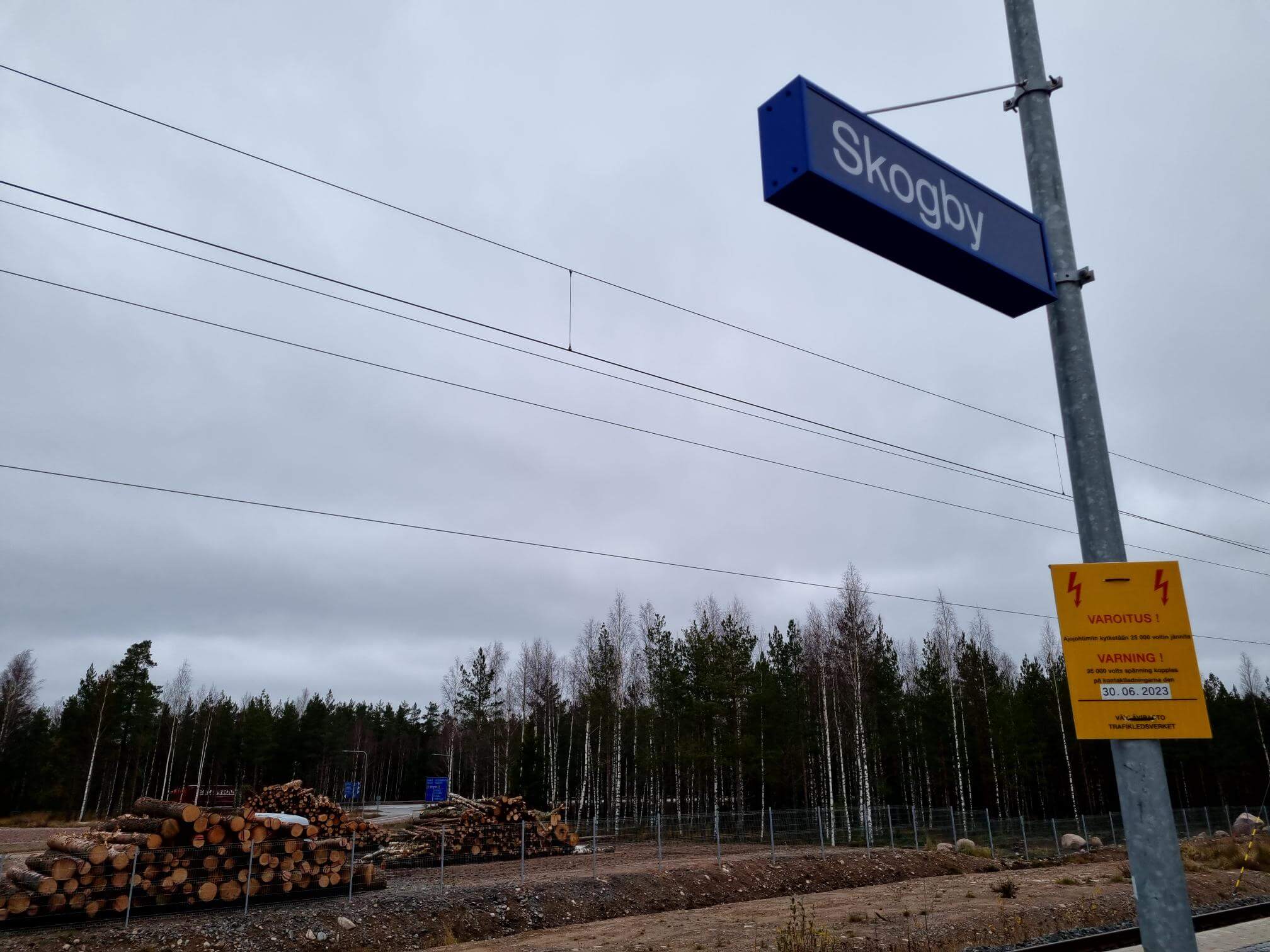 Skylt på tågstation.