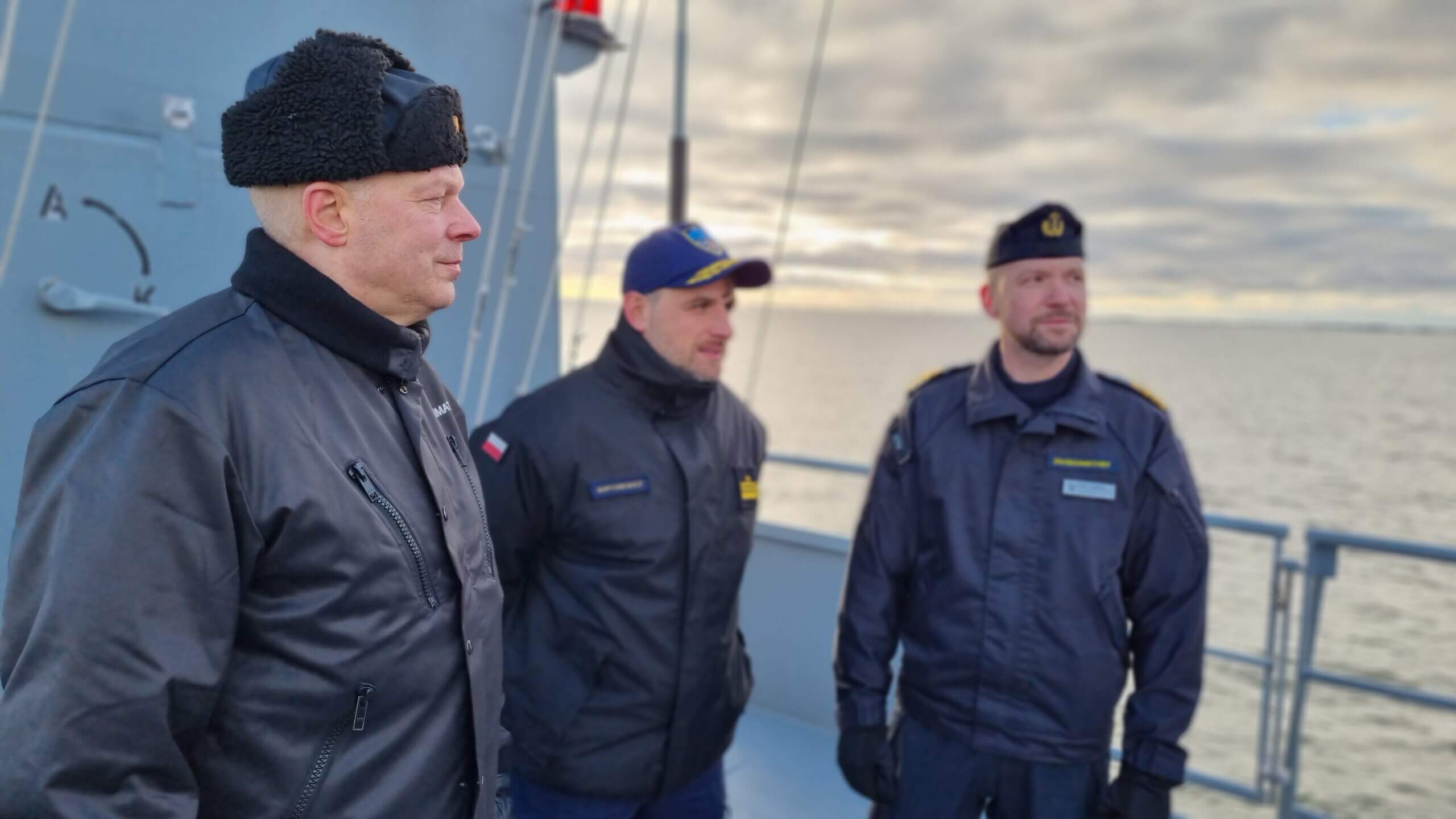 Tre officerare på militärfartyg.