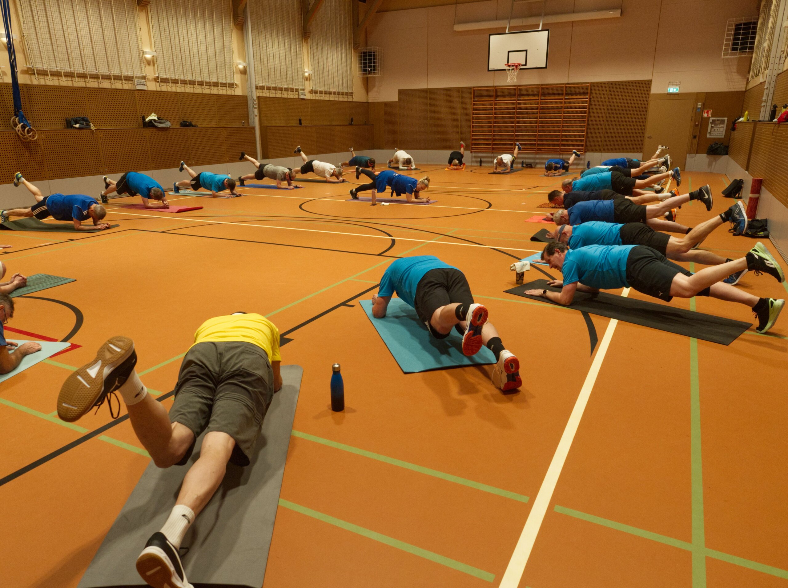 folk på golv