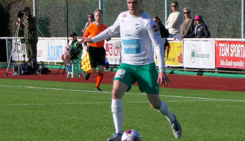 en fotbollsspelare med bollen