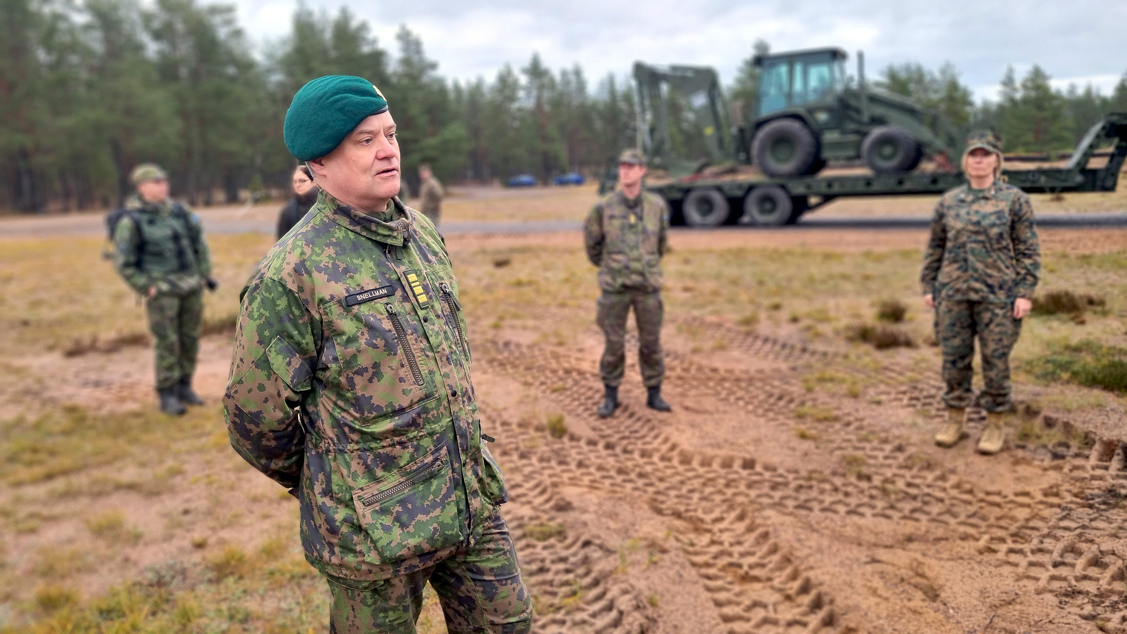 Officer pratar på övningsområde.