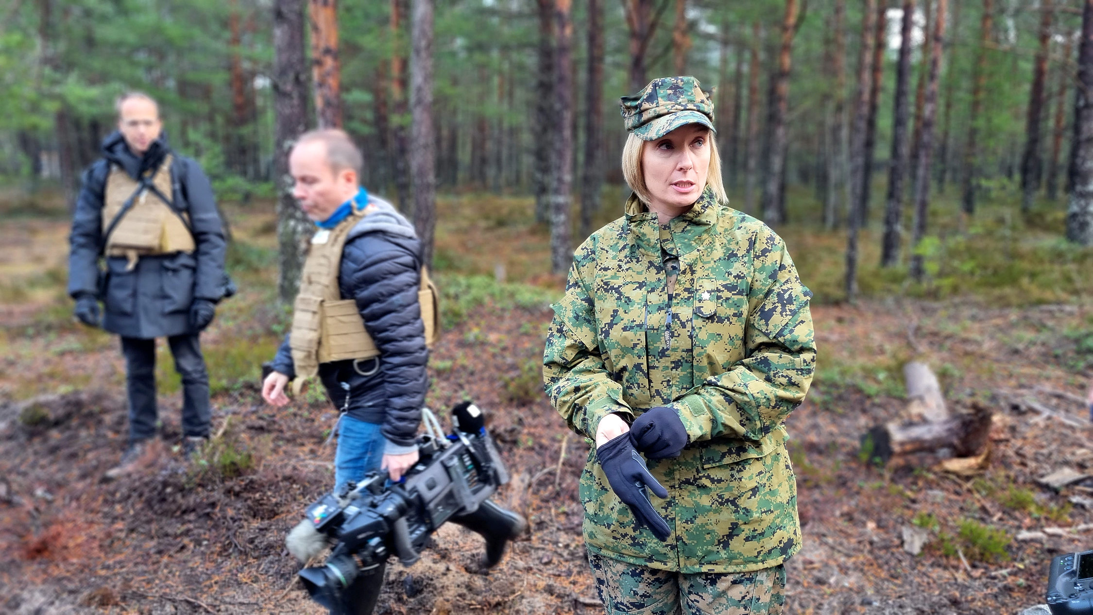 Kvinnlig officer i terrängen.