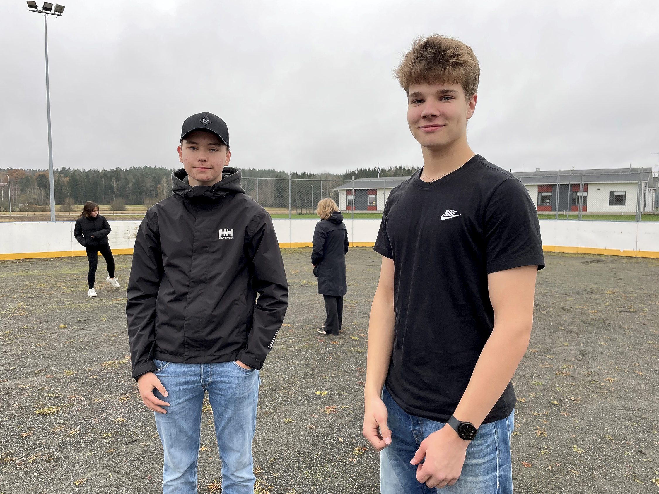 Två pojkar på en grusplan