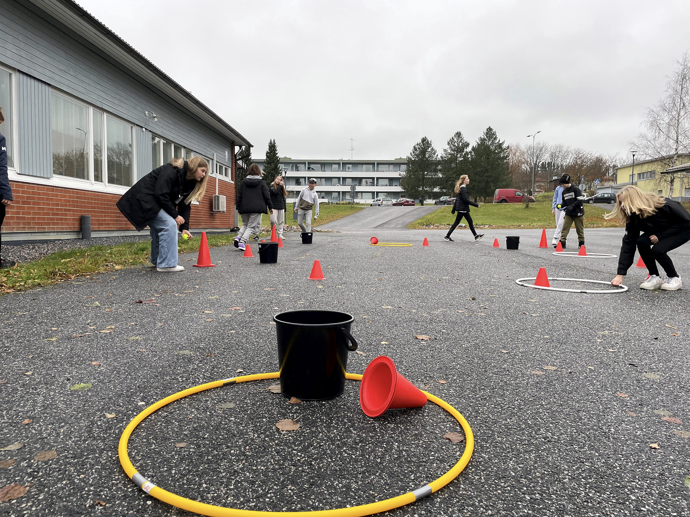 Skolgård med motionsredskap och ungdomar