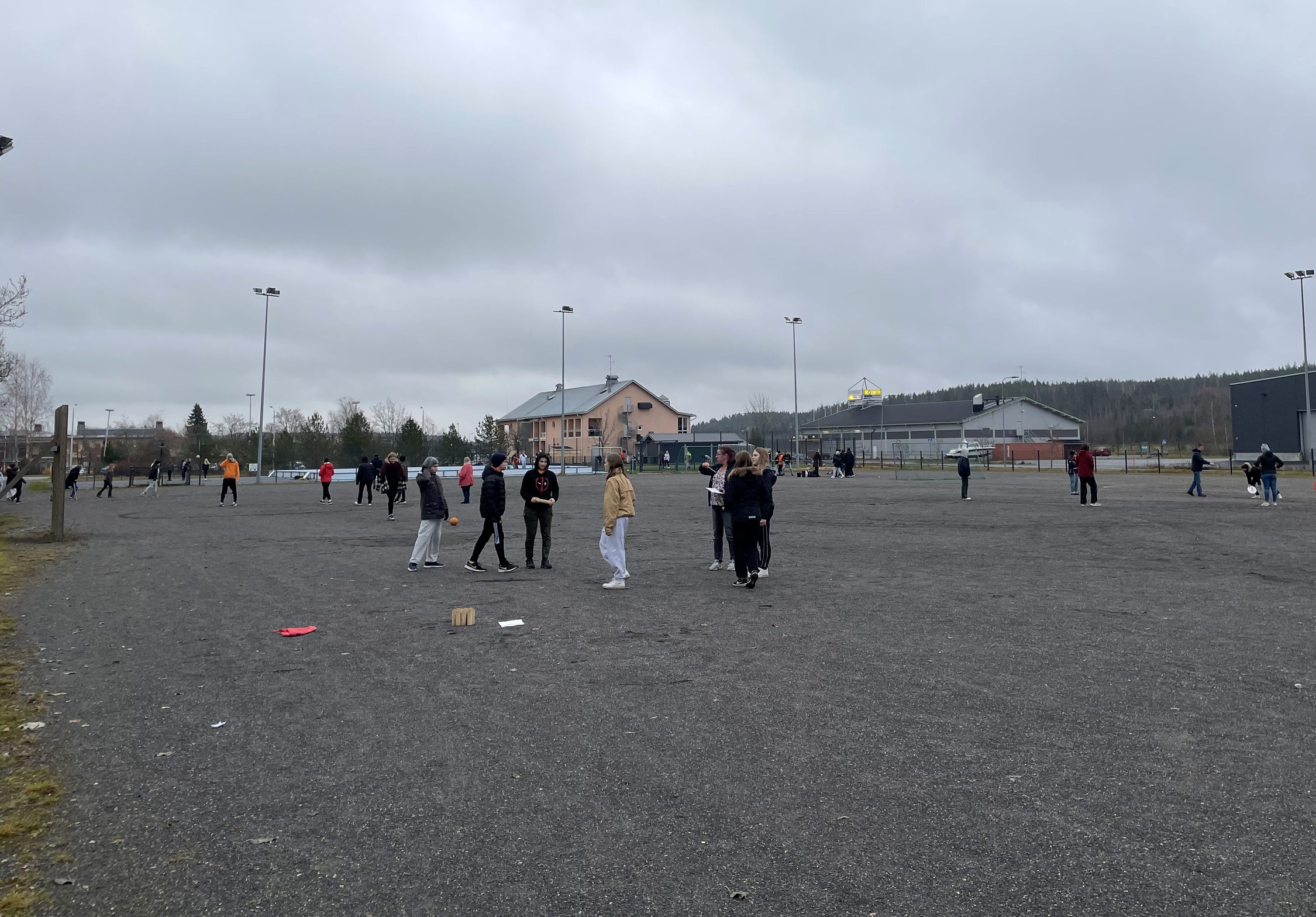 stor grusplan med ungdomar utspridda i grupper