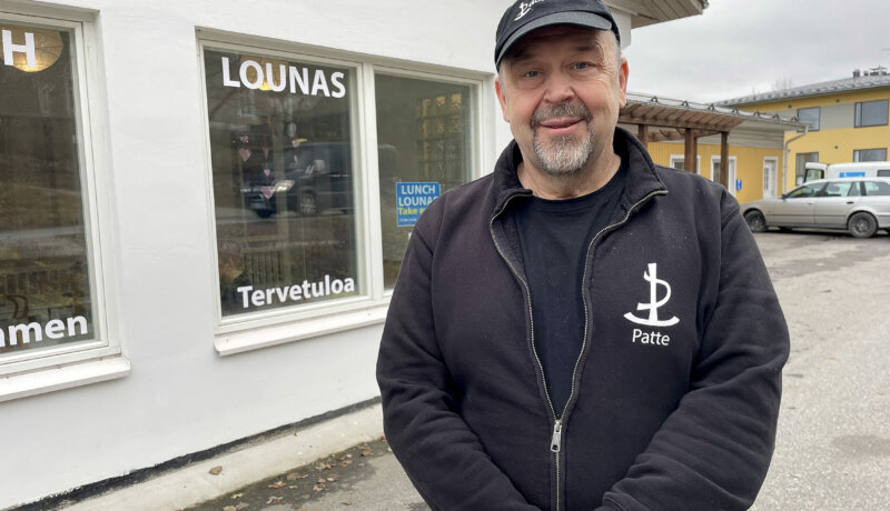 Man utanför en byggnad
