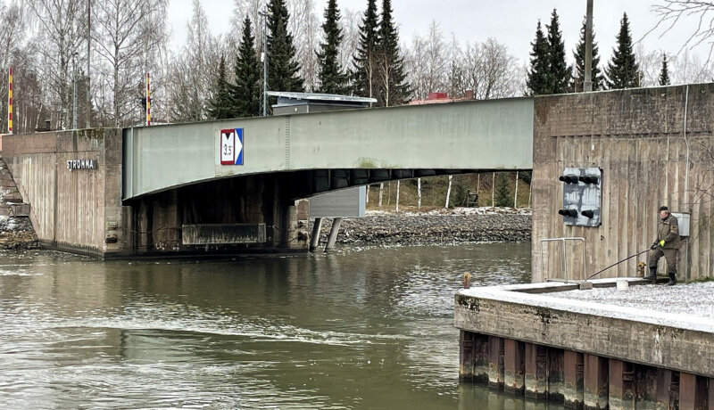 klaffbro över en kanal, fotad från sidan