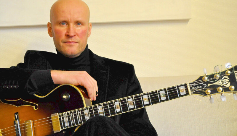 En man med gitarr
