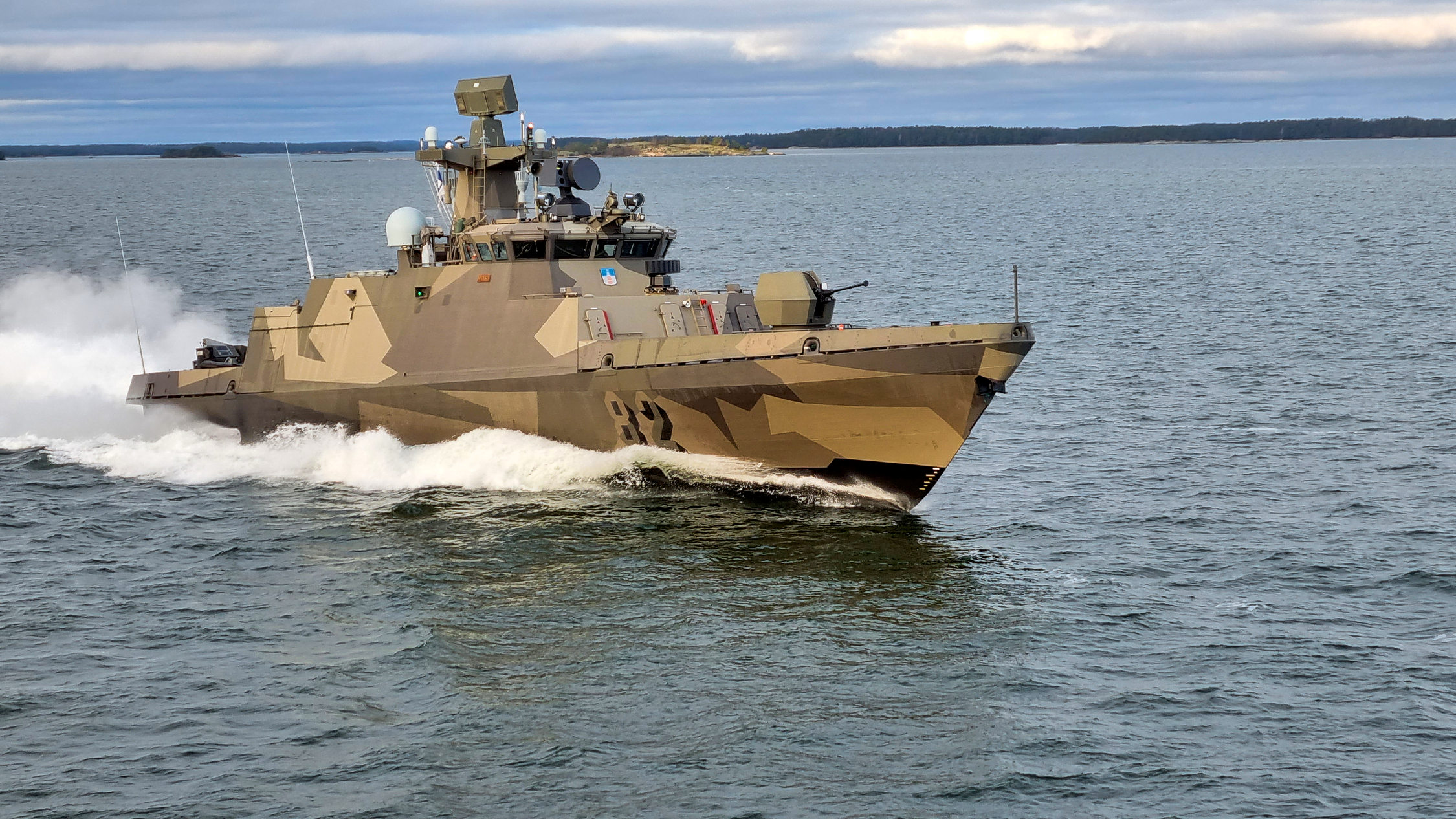 Militärfartyg i full fart.