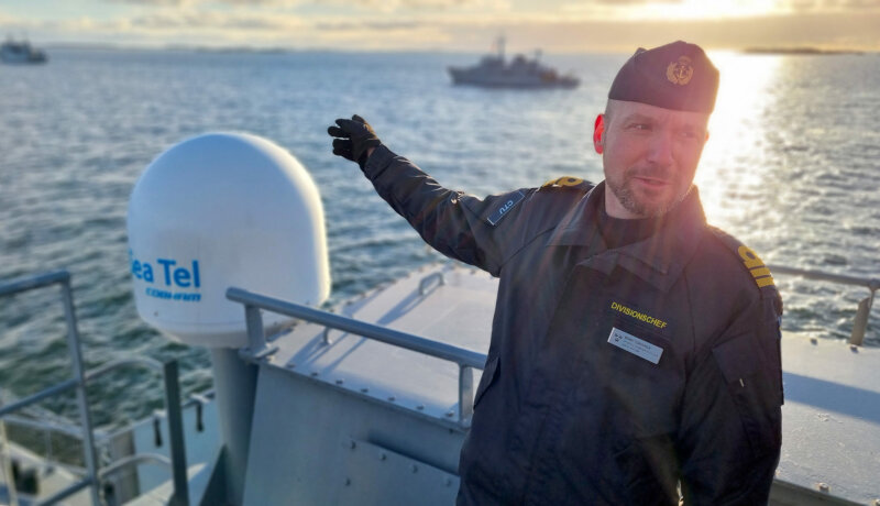 Sjöofficer pekar till havs.