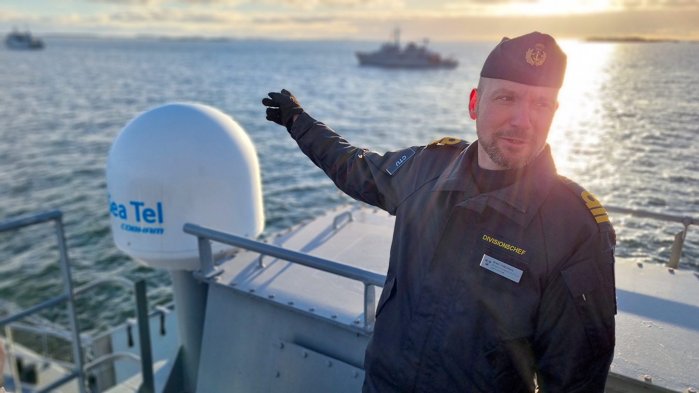Sjöofficer pekar till havs.