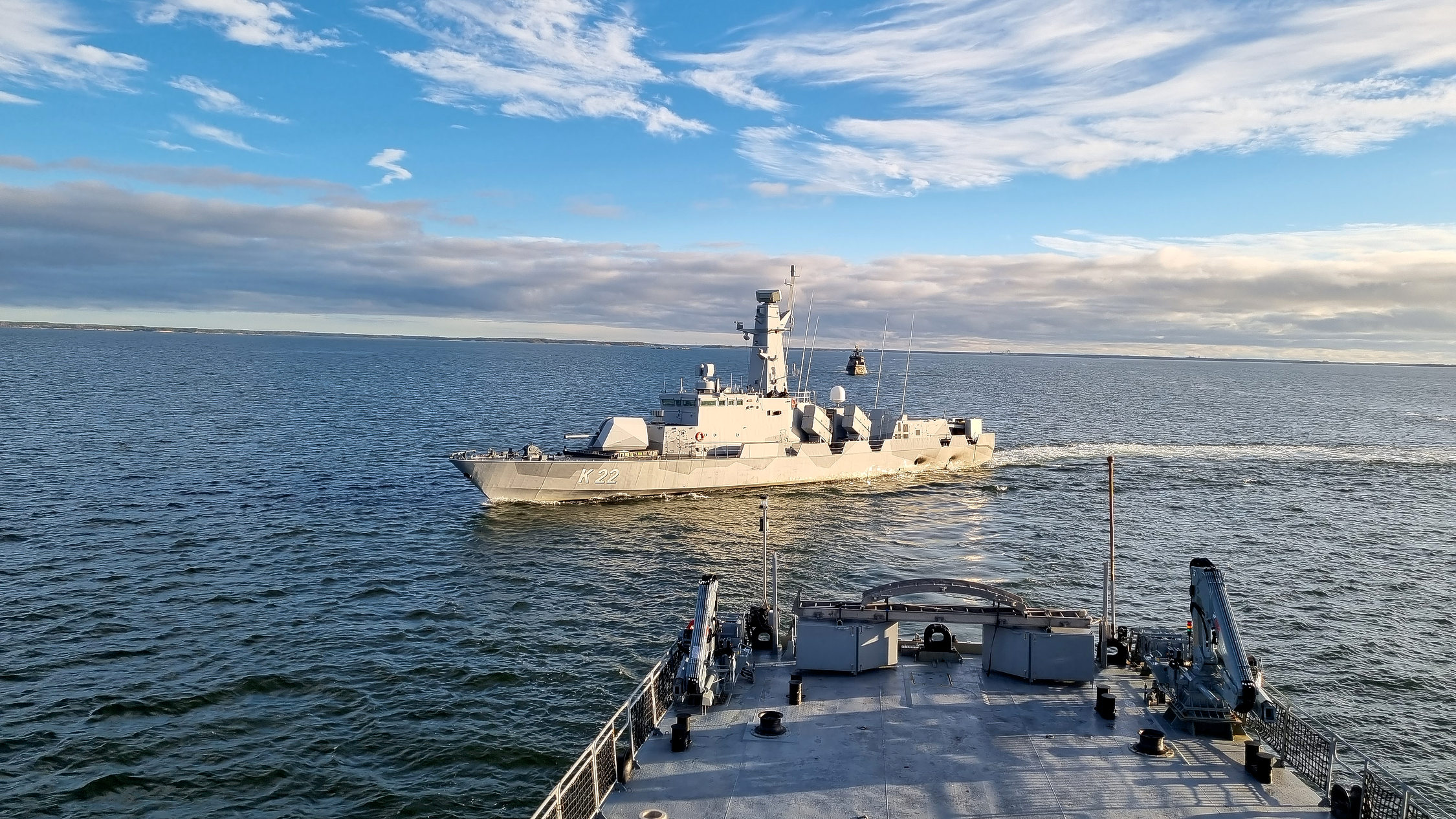 Militärfartyg till havs.