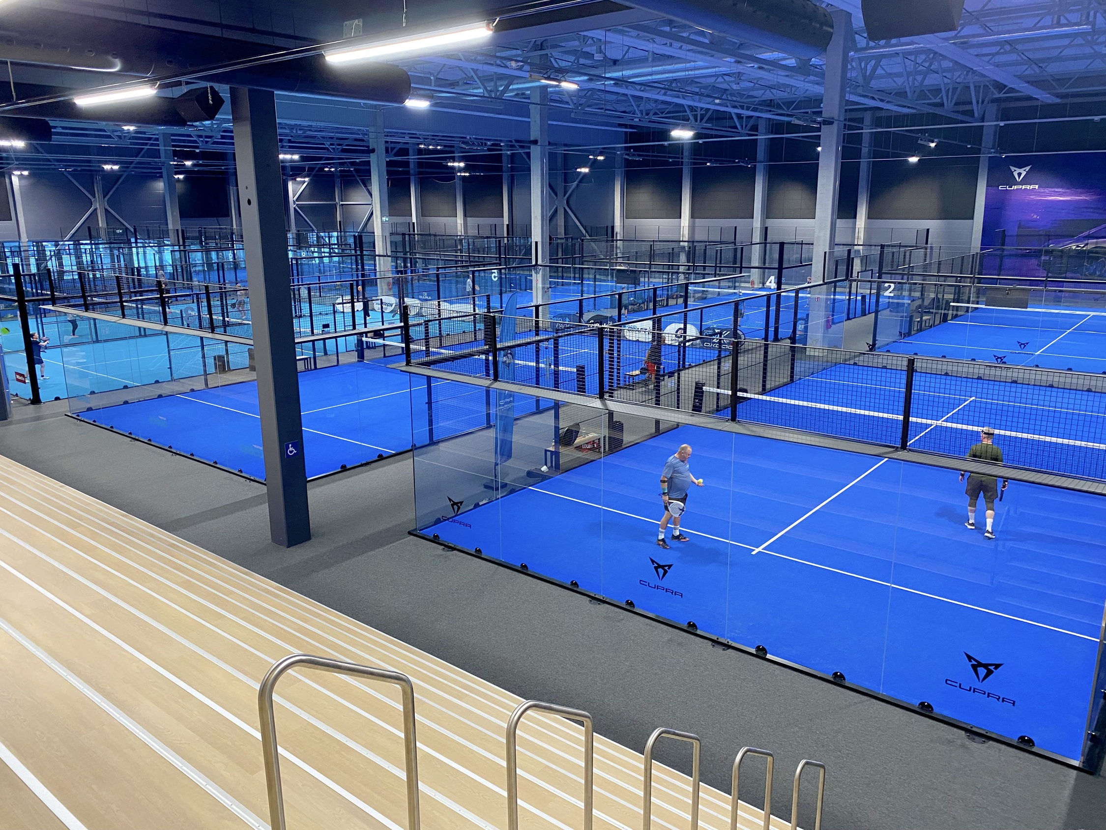 Padel är en parsport där fyra spelare är på plan på en gång.