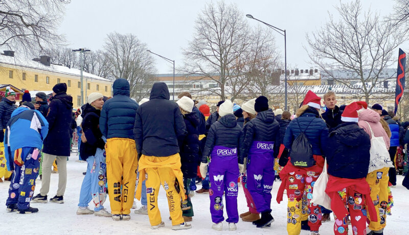 Studerande står i kö under Glöggrundan 2023.