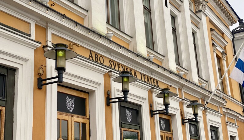 Åbo svenska teaters fasad i november under de finlandssvenska teaterdagarna.