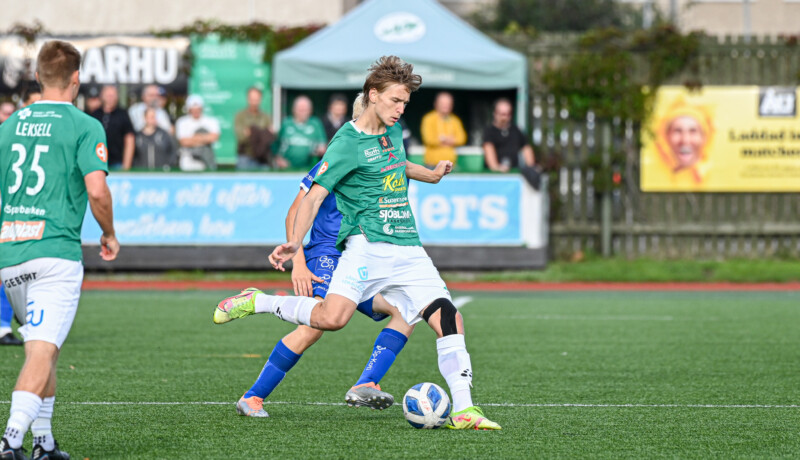 Fotbollsspelare sparkar boll