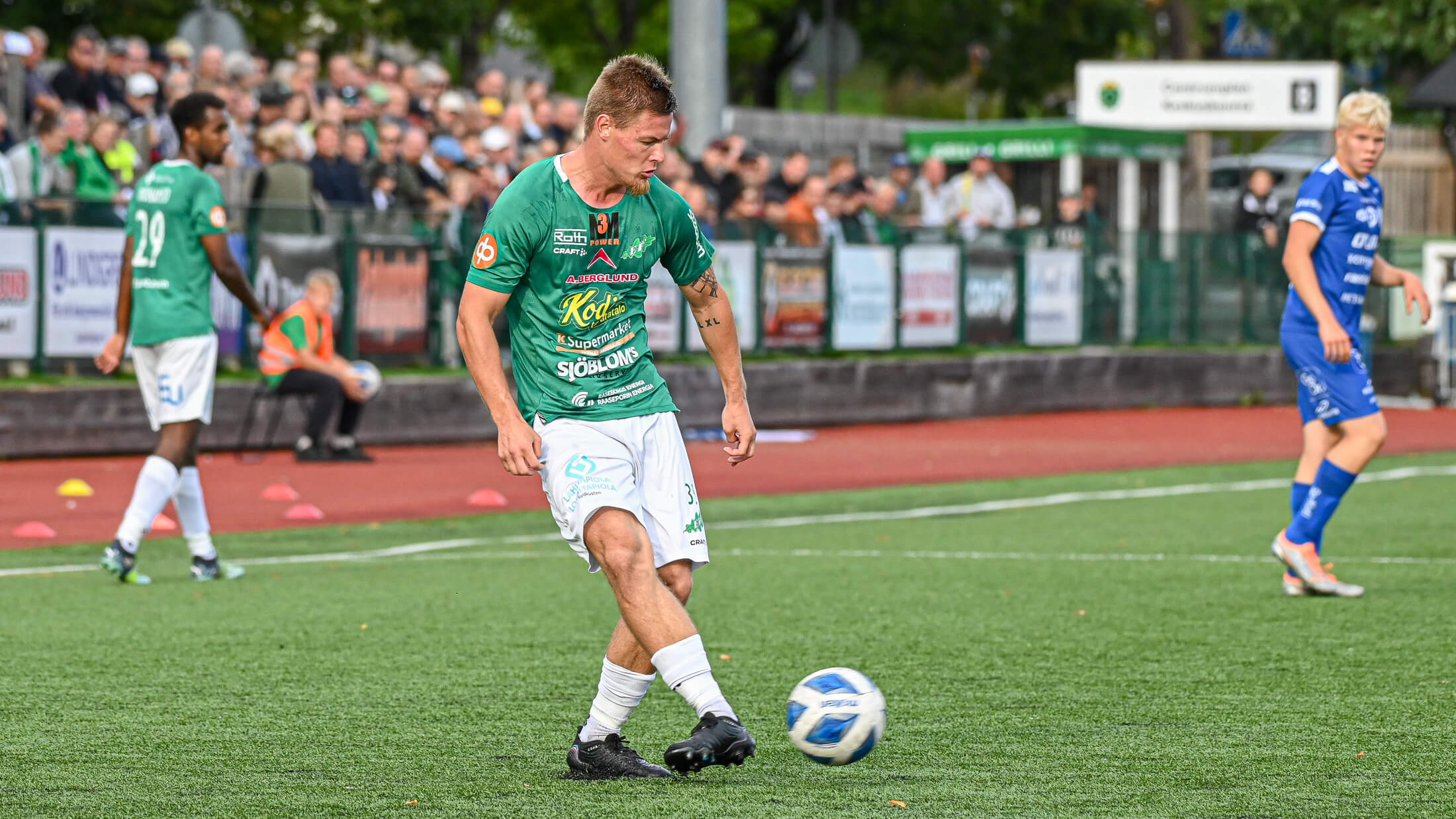 Fotbollsspelare slår en passning