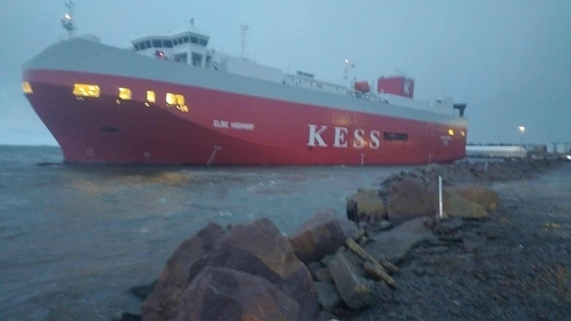 Ett fartyg nästan fast i land ute i hård blåst.