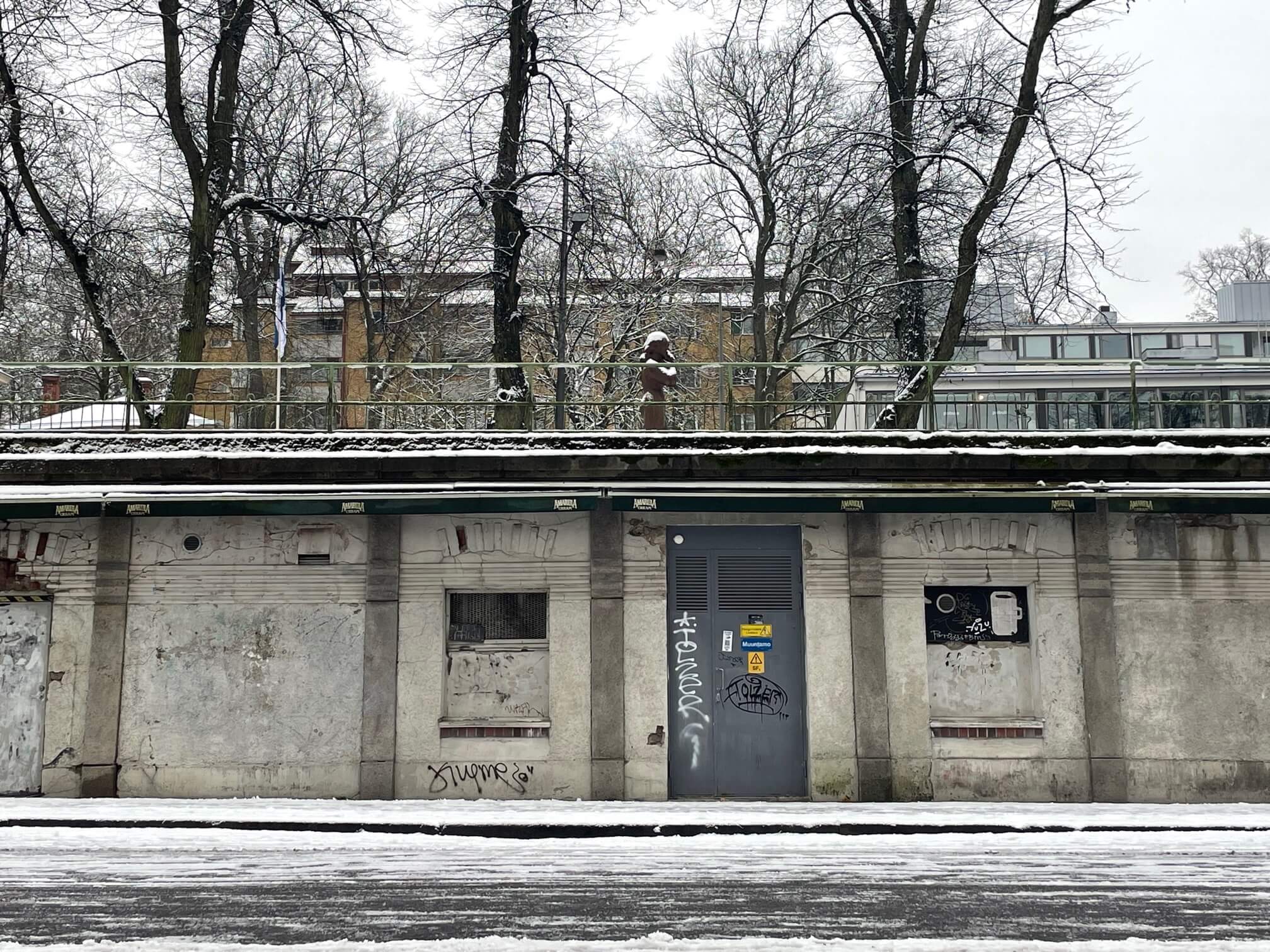 Vägg i betong en snöig dag