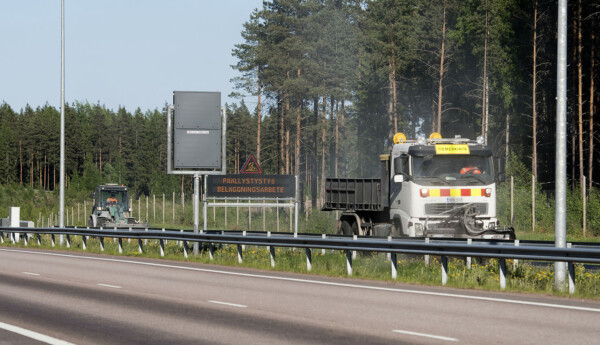Vägbeläggningsarbete i gång på väg E18.