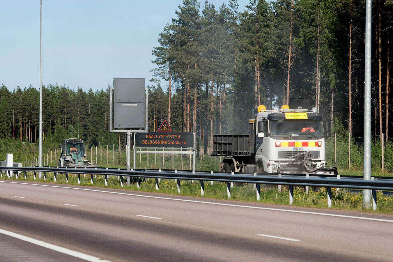 Vägbeläggningsarbete i gång på väg E18.