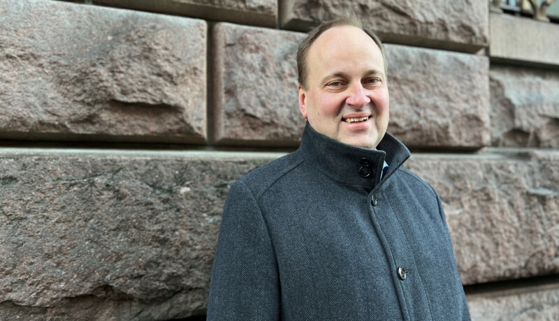 en man står vid en stenvägg
