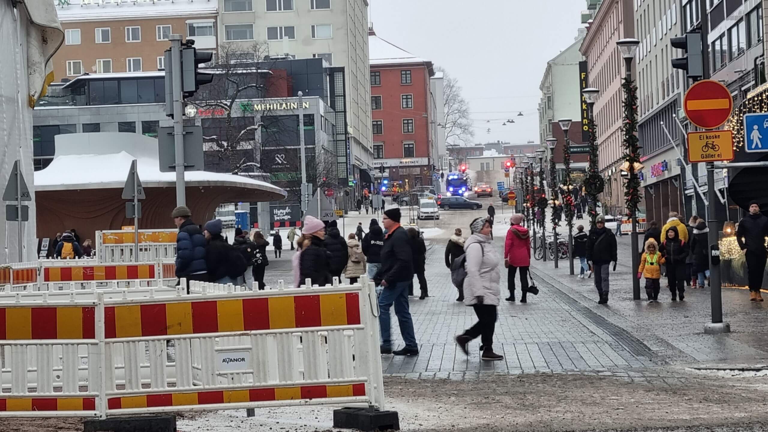 utryckningsfordon i bakgrunden av en livlig gata